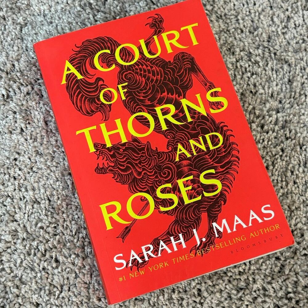 A Court of Thorns and Roses — Sarah J. Maas Paperback
